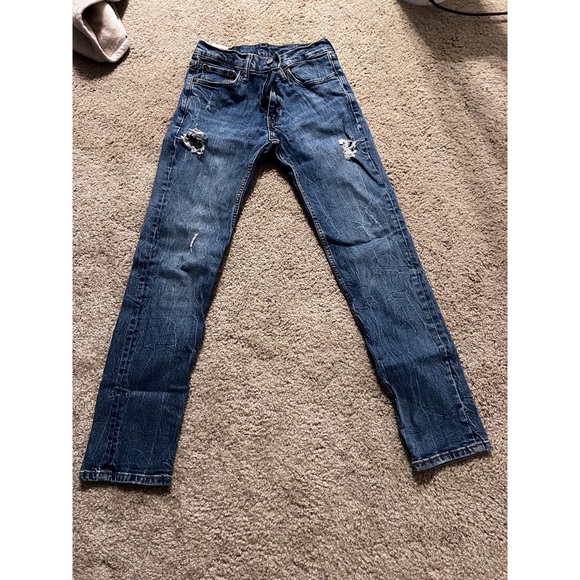 Distressed Levi Jeans - Picture 2 of 4